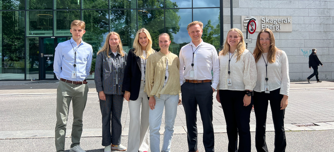 SOMMERSTUDENTER: Henrik Fuglenes Mathiesen (24), Oda Ludvigsen (26), Kornelia Tufte Johansen (25), Julie Skaadel Behring (22), Kristian Hjelm-Hansen (26), Nora Nykkelmo Ulvang (25) og Jenny Kogstad (24) utgjør Sommerprosjektet 2024 i Skagerak Energi. FOTO: Ellen Esborg